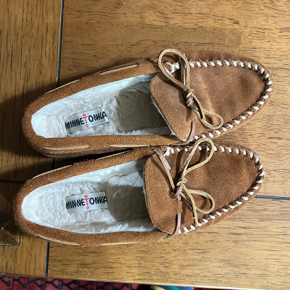 MINNETONKA
PILE LINED HARD MOCCASIN SLIPPER - Picture 2 of 7